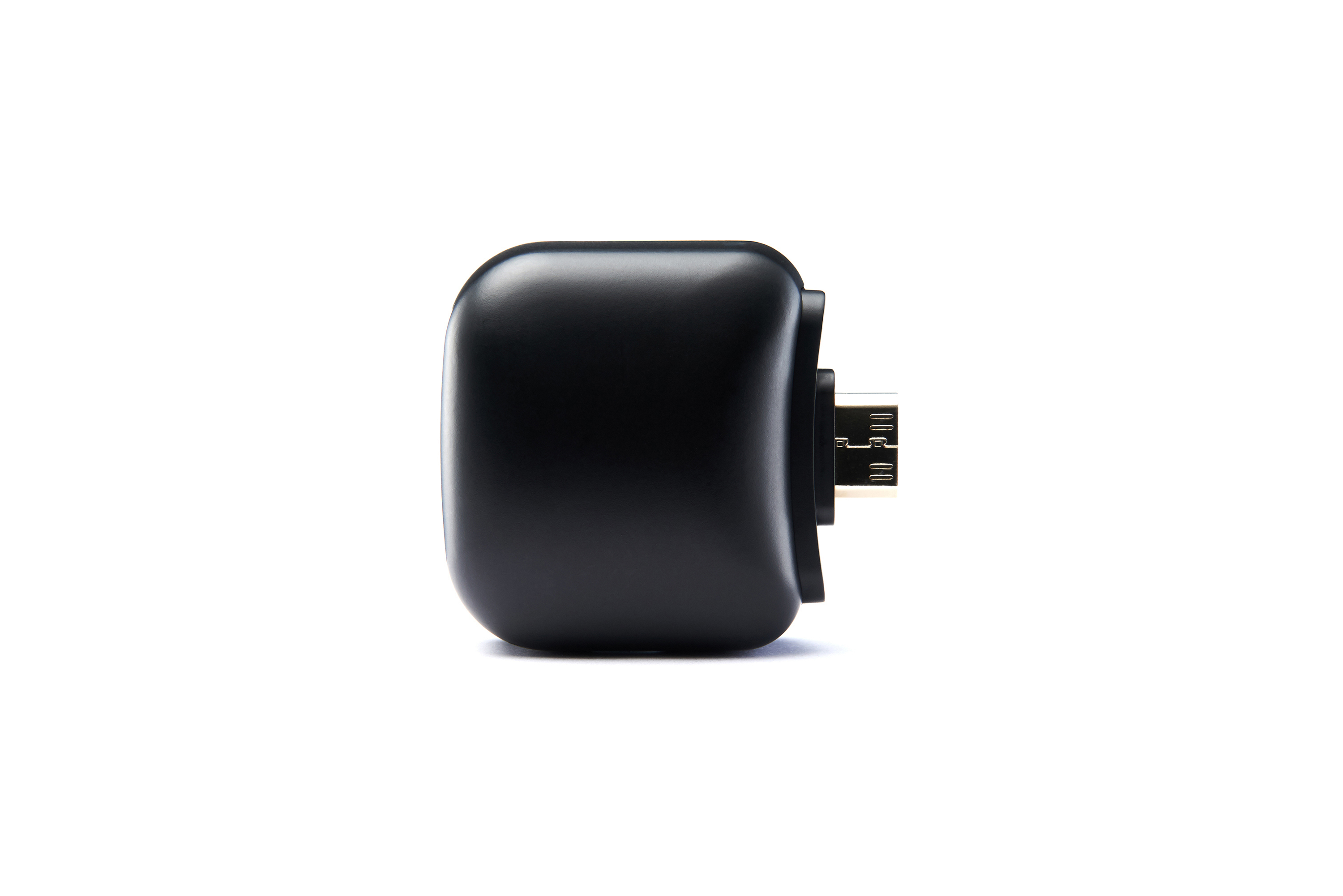 Ein schwarzes, abgerundetes rechteckiges Gerät mit einem Micro-USB-Anschluss auf weißem Hintergrund.
