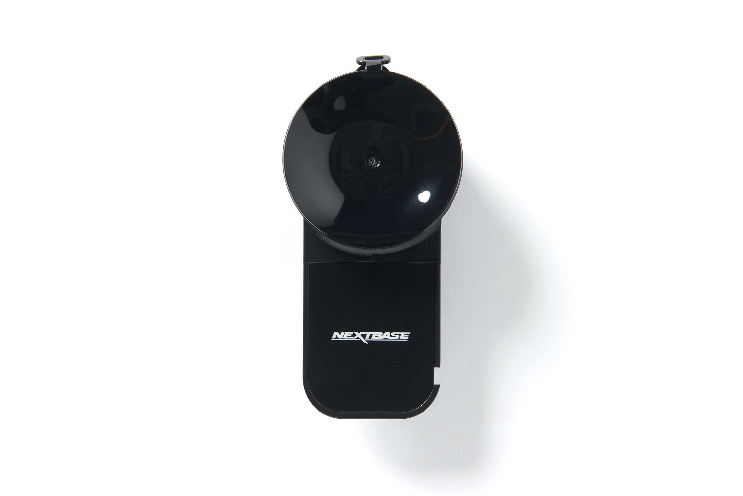 Schwarze Dashcam auf weißem Hintergrund. Schwarze Linse und Basis mit NEXTBASE-Logo.