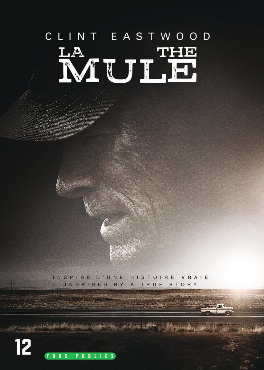 Filmposter voor 'La Mule' met het gezicht van Clint Eastwood. Een witte vrachtwagen rijdt op een woestijnweg.