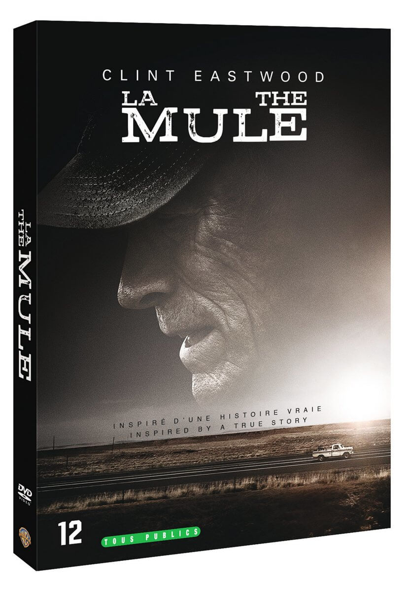 DVD-hoes van 'La Mule' met Clint Eastwood. Een auto op een weg staat op de achtergrond.