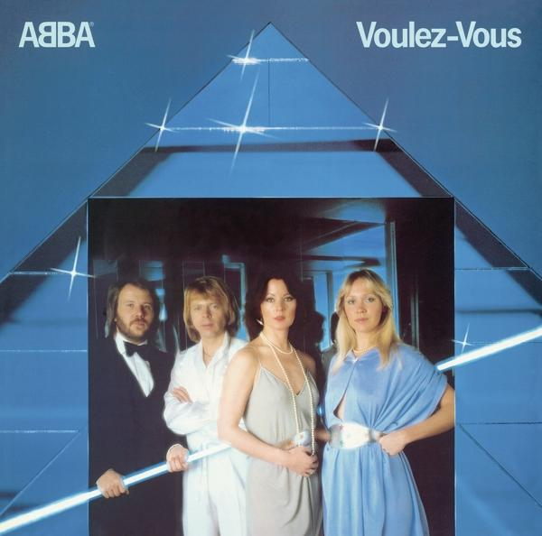 ABBA's Voulez-Vous Albumcover, mit der Gruppe vor einem blauen geometrischen Hintergrund.