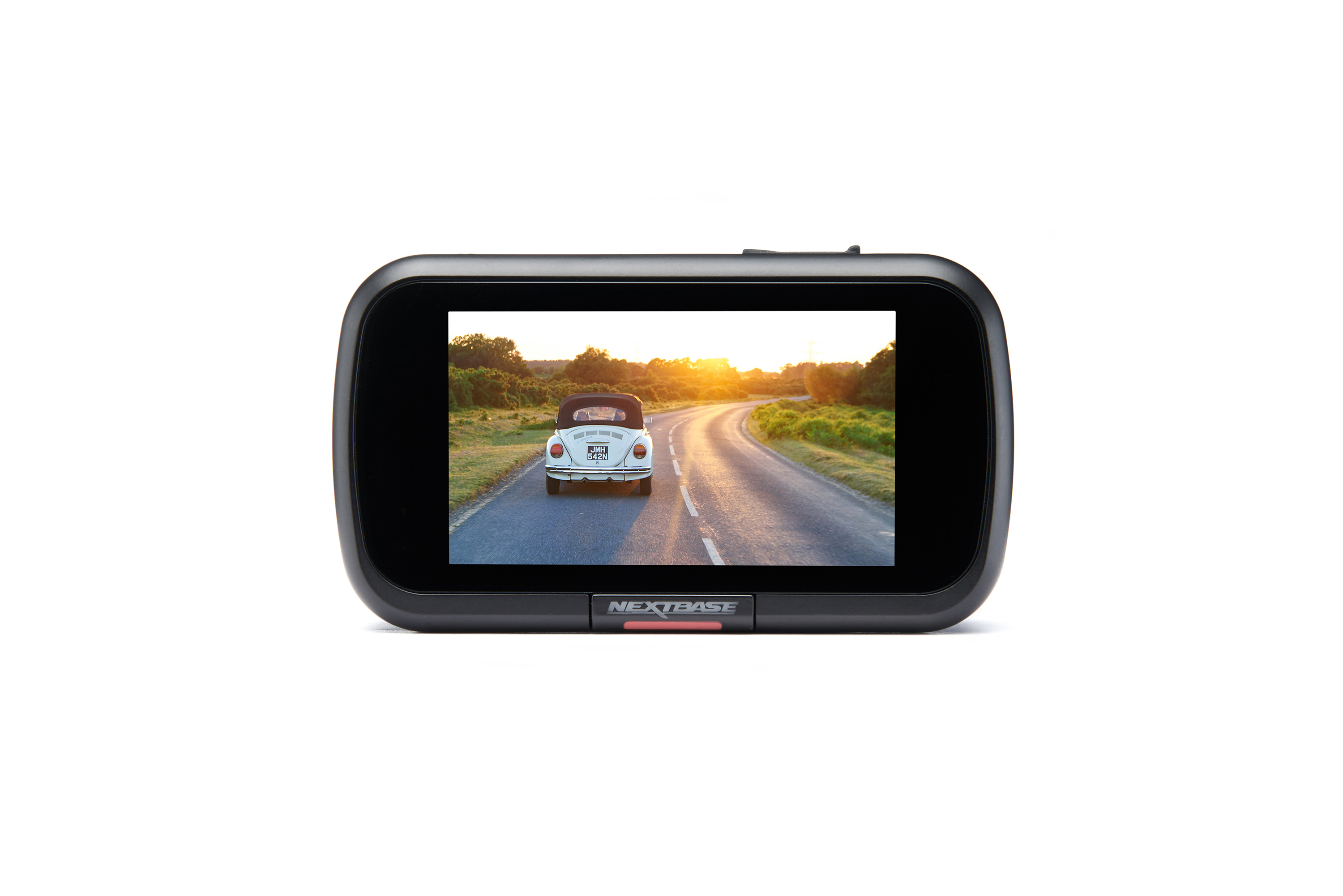Schwarze Dashcam, die Straße mit Auto bei Sonnenuntergang zeigt.