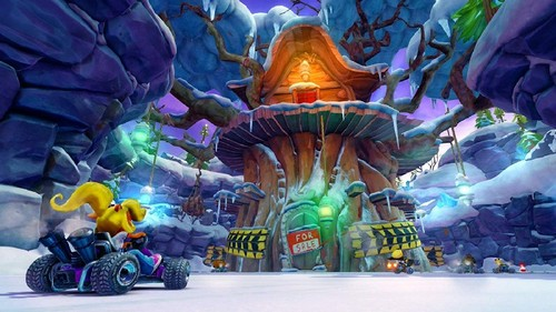 Escena de dibujos animados de un corredor de karts en una zona nevada con una gran casa en el árbol.