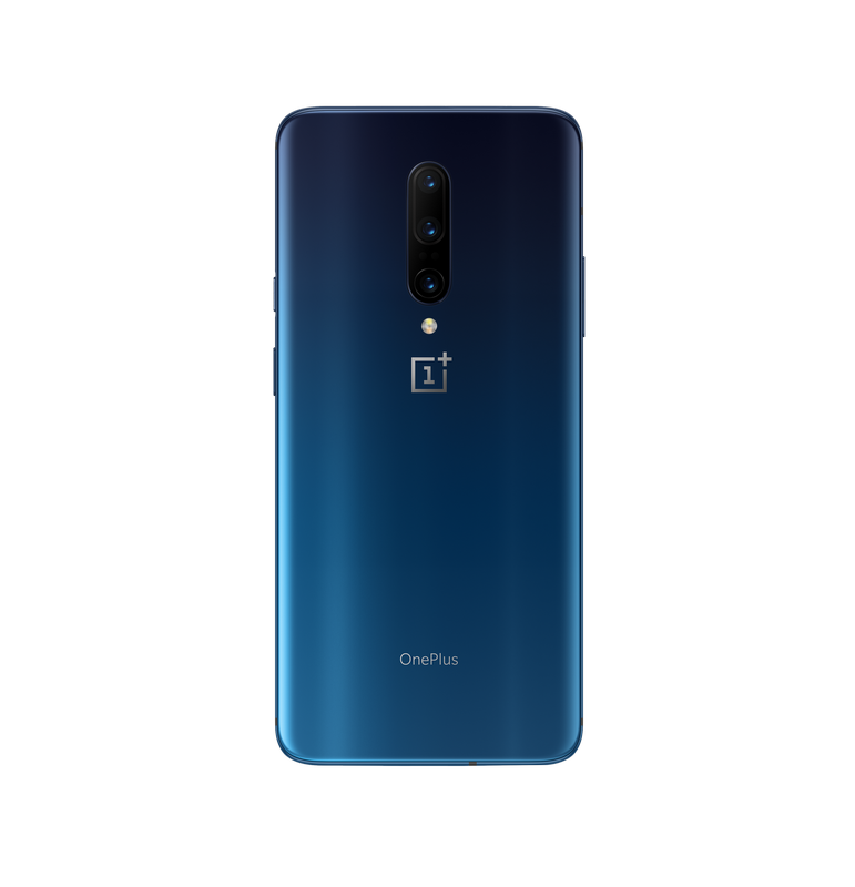 Un teléfono OnePlus con degradado azul, vista trasera. El teléfono tiene triple cámara y logo OnePlus.
