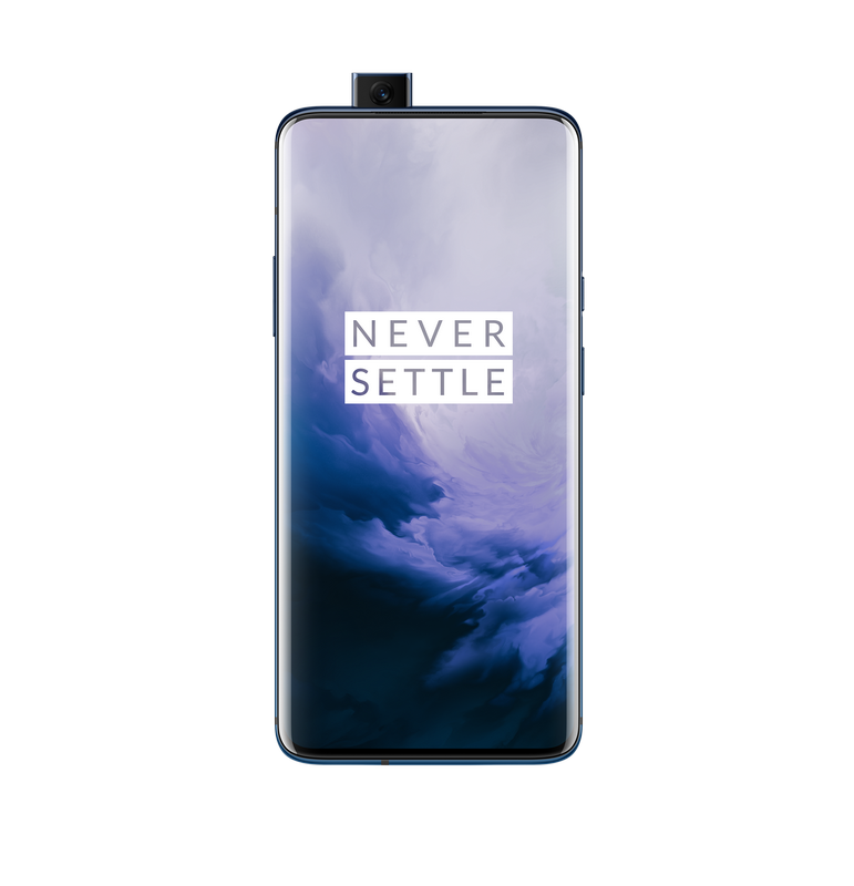 Un teléfono negro con una cámara emergente en la parte superior. La pantalla muestra "NEVER SETTLE" sobre un fondo azul.