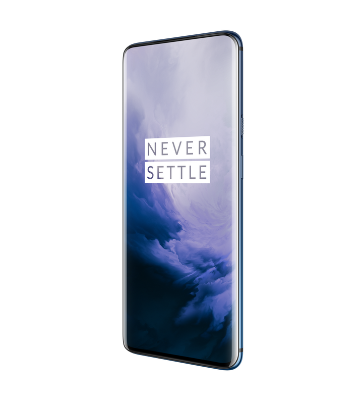 Un teléfono con una pantalla que dice 'NEVER SETTLE'. El teléfono es negro con bordes azules.