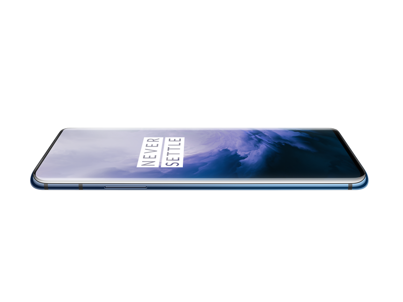 Un smartphone azul y negro plano, con texto 'NEVER SETTLE' en la pantalla.