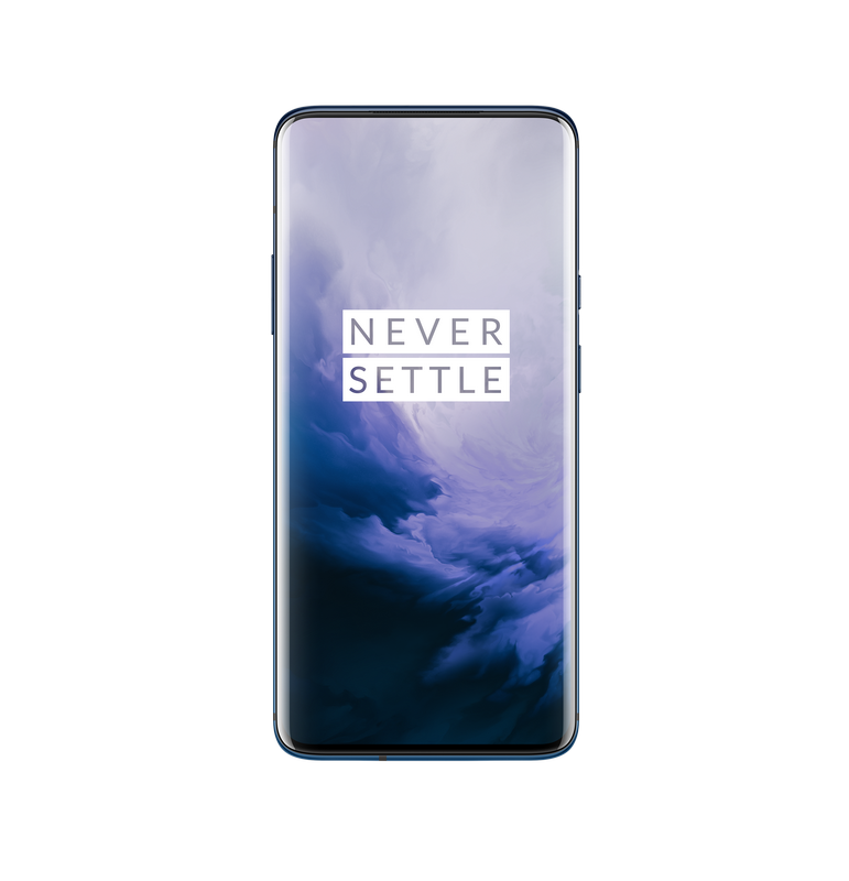 Teléfono inteligente negro con una pantalla que muestra una imagen abstracta azul y blanca y un texto blanco que dice NEVER SETTLE.