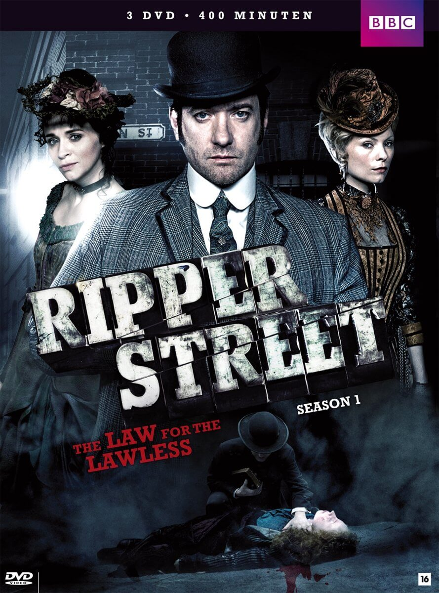 DVD-hoes voor 'Ripper Street'. Toont drie mensen in een Victoriaanse setting. Zwarte achtergrond.