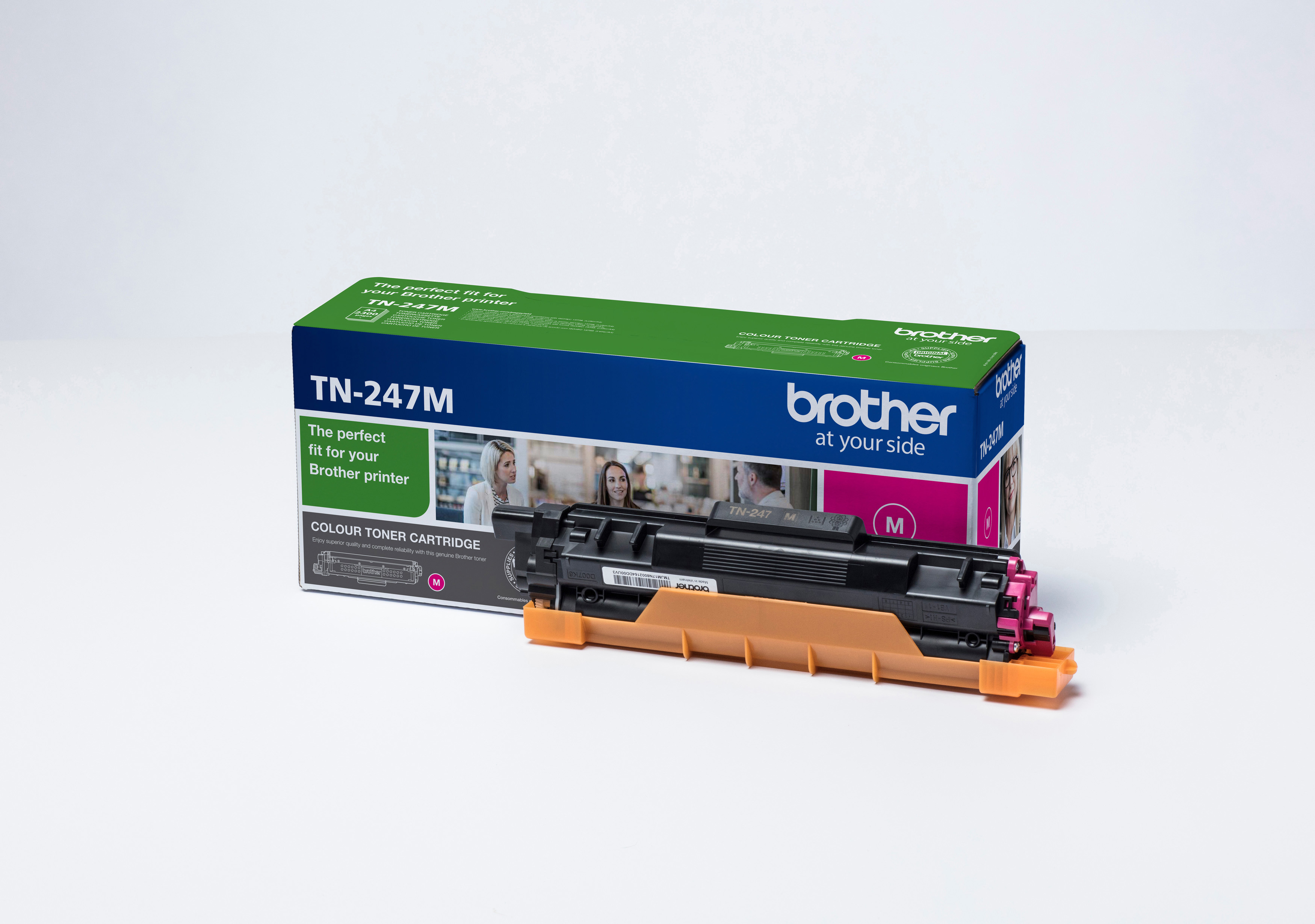 Eine Brother TN-247M Tonerkartusche und eine grüne Box. Die Box hat Text.
