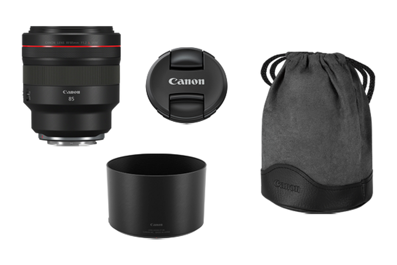 Ein Canon-Kameraobjektiv, Objektivdeckel, Gegenlichtblende und eine Tasche, alles schwarz, auf weißem Hintergrund angeordnet.