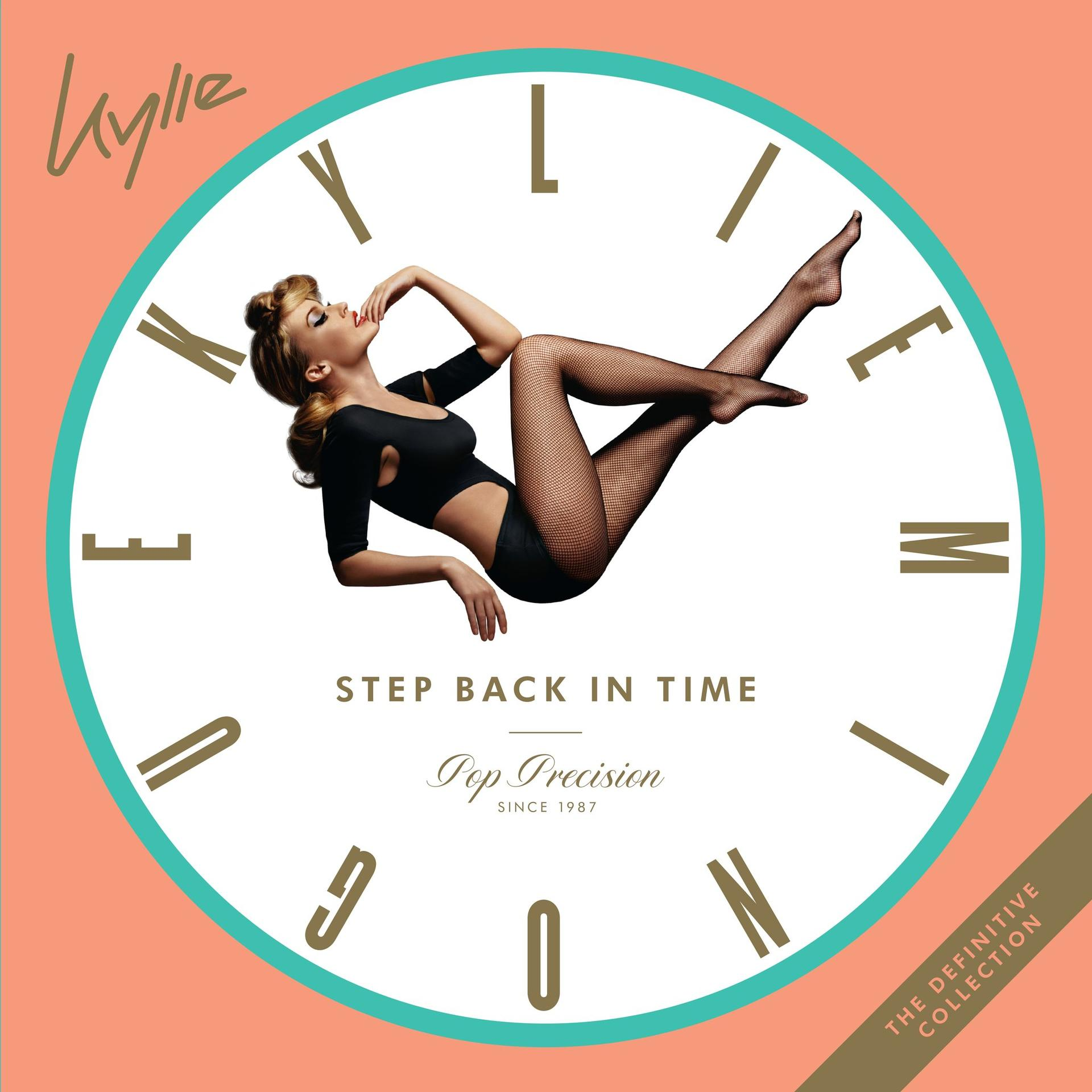 Kylie Albumcover. Kylie liegt auf einem Ziffernblatt. Schwarzes Outfit und Fischnetz. Das Ziffernblatt ist auf Pfirsich.