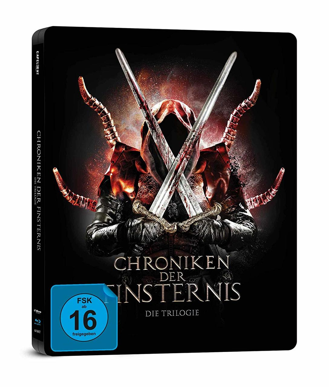 Filmhülle mit einer Kapuzenfigur, die Schwerter hält, Titel: Chroniken der Finsternis.