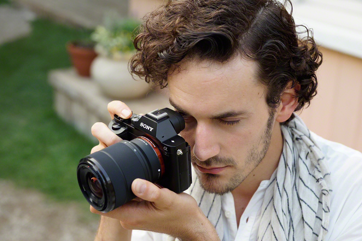 SONY Alpha 7 Kit (ILCE-7KB) + Tasche + Speicherkarte Systemkamera mit Objektiv 28-70 mm, 7,6 cm Display, WLAN