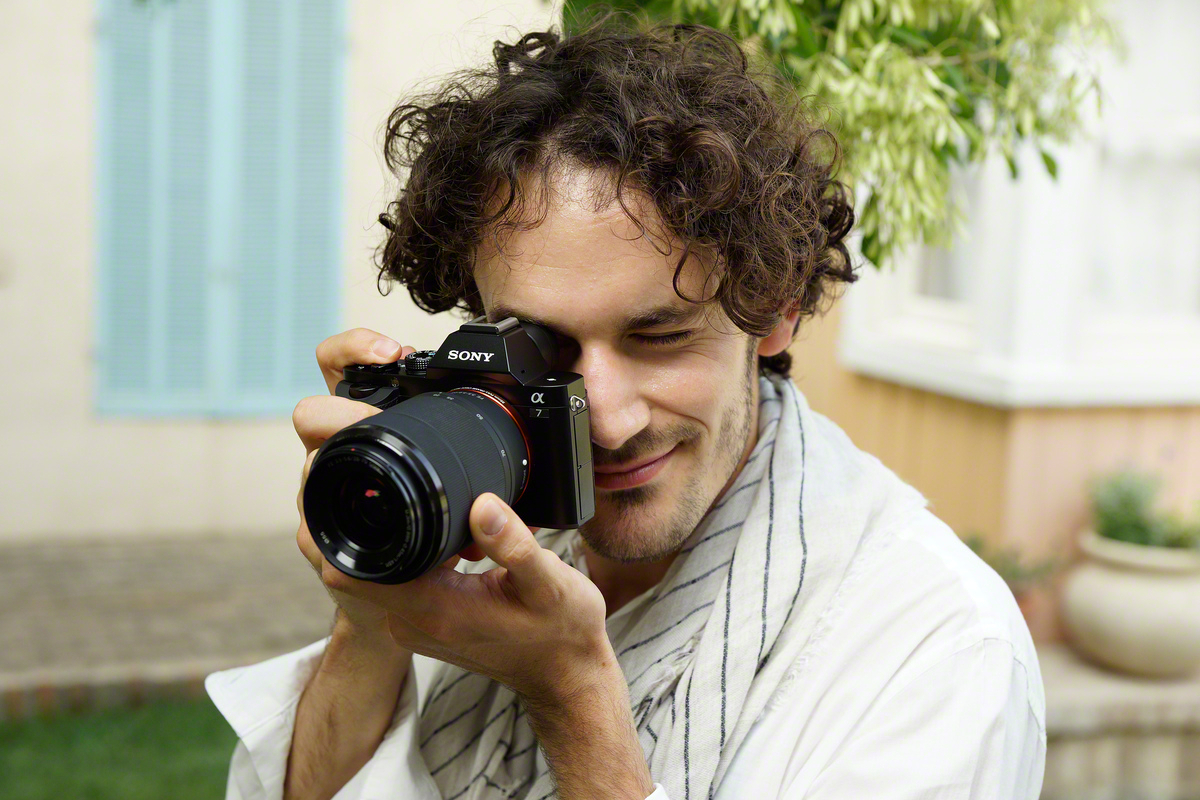 SONY Alpha 7 Kit (ILCE-7KB) + Tasche + Speicherkarte Systemkamera mit Objektiv 28-70 mm, 7,6 cm Display, WLAN