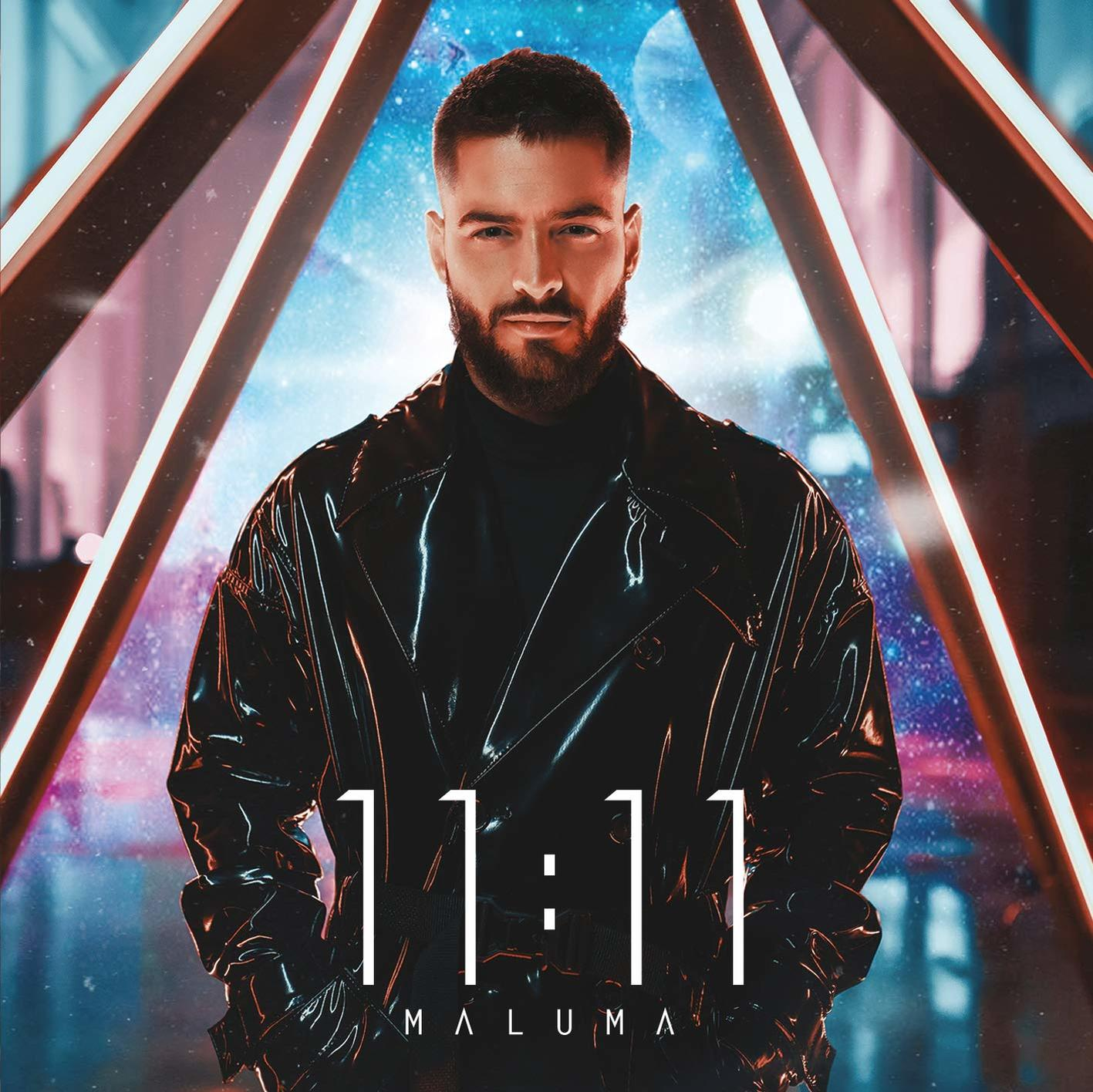 Maluma's Albumcover. Der Titel ist 11:11 und der Künstlername ist Maluma. Dunkler Hintergrund, Mann im Jackett.