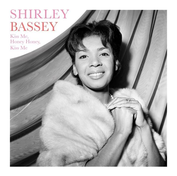 Pochette d'album de Shirley Bassey, photo en noir et blanc, femme souriante en fourrure, et texte.