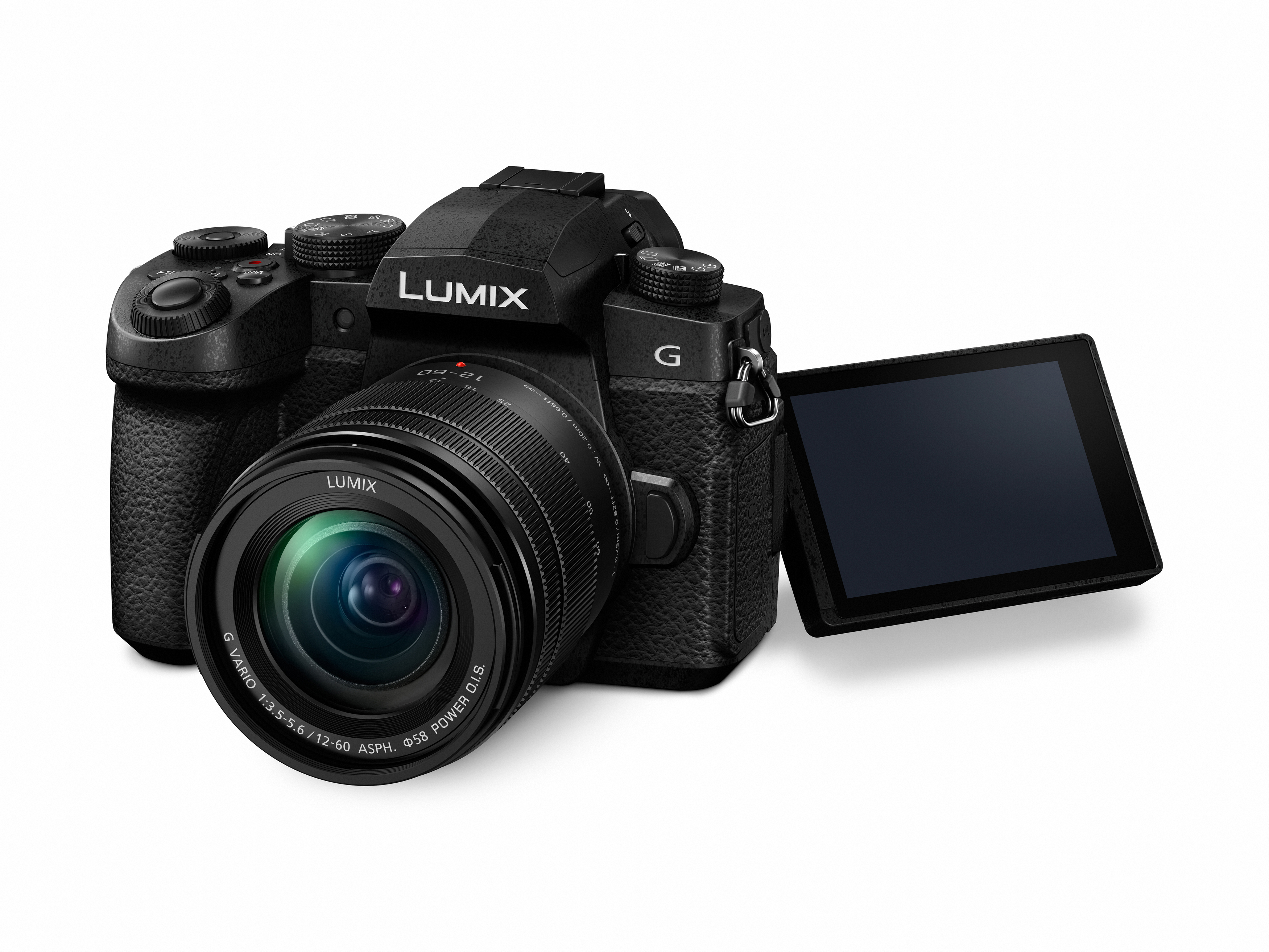 Schwarze Kamera mit Objektiv und offenem Bildschirm, der die Marke Lumix zeigt, vor weißem Hintergrund.
