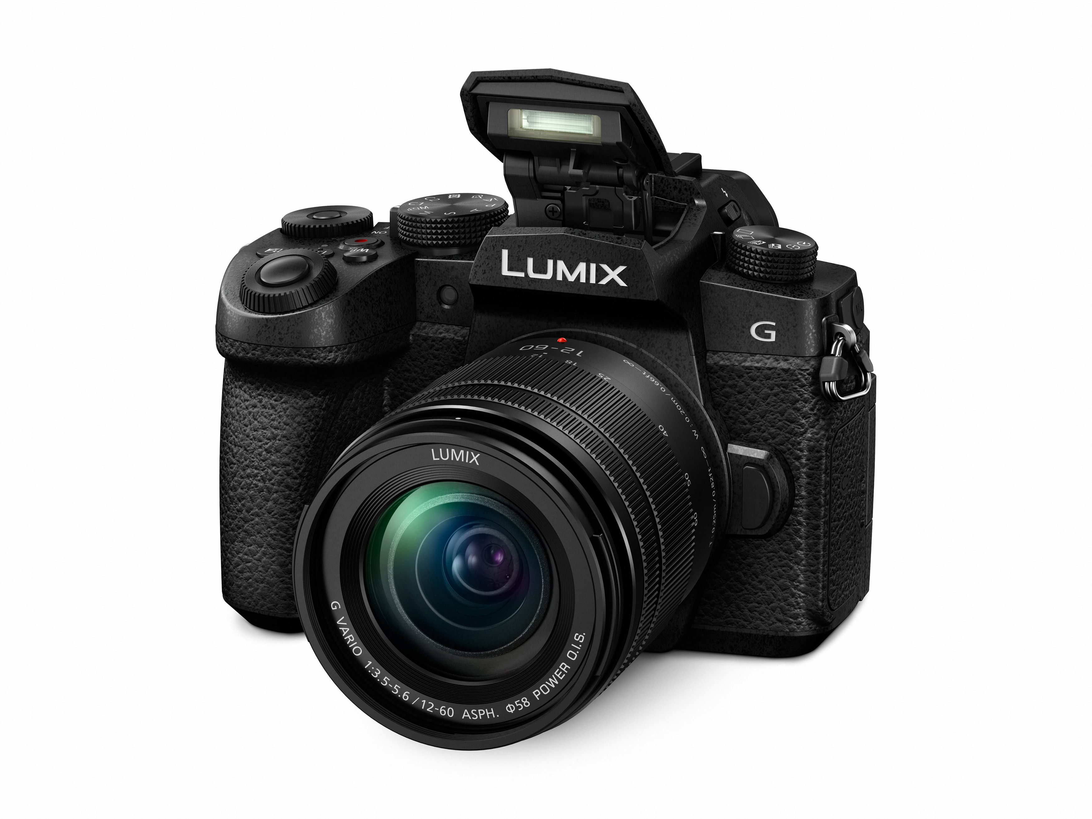 Schwarze Kamera mit Objektiv, LUMIX-Text und Pop-up-Blitz auf weißem Hintergrund.