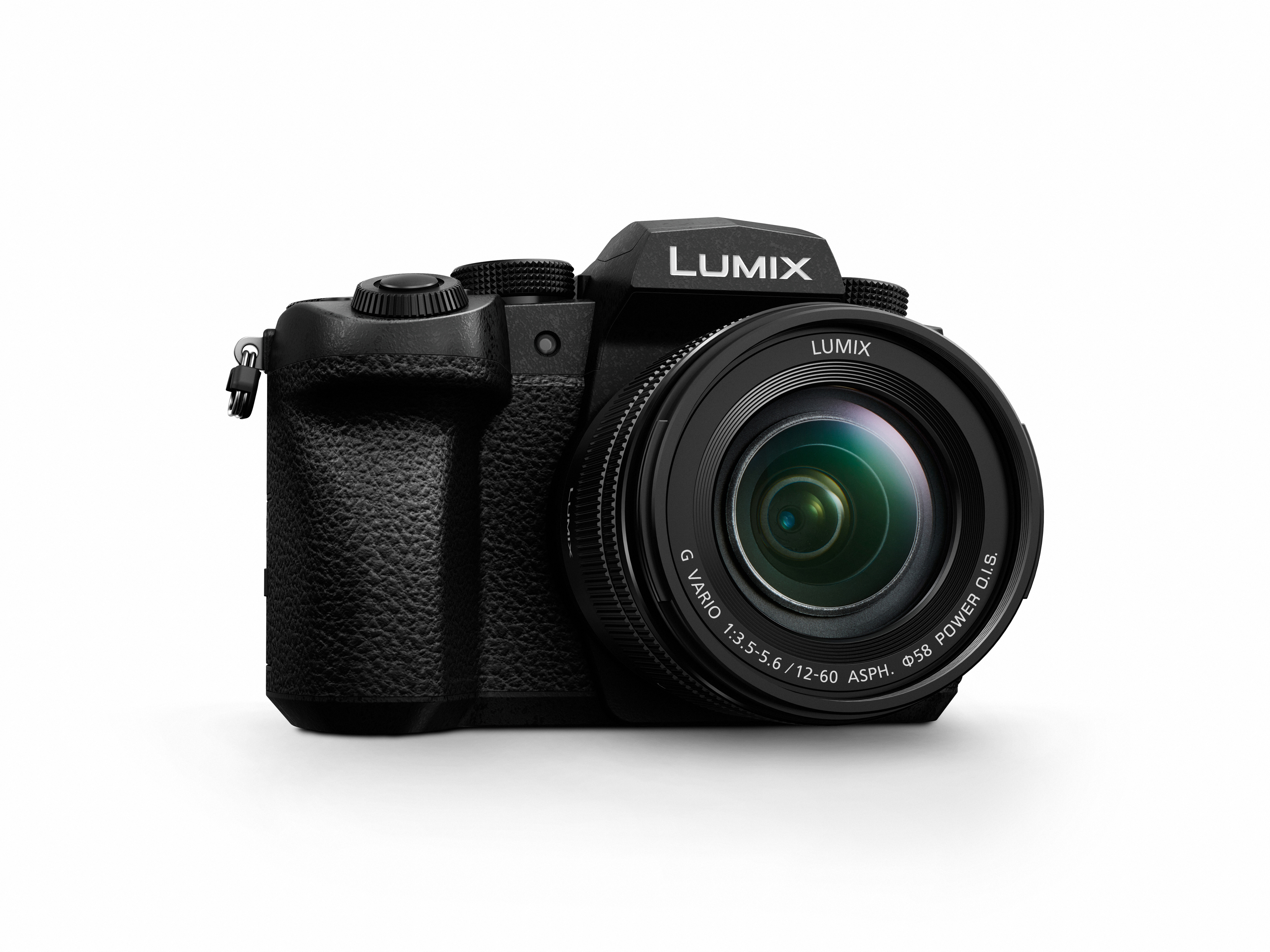 Schwarze Kamera mit Objektiv und LUMIX-Logo auf weißem Hintergrund. Die Kamera ist auf den Betrachter gerichtet.