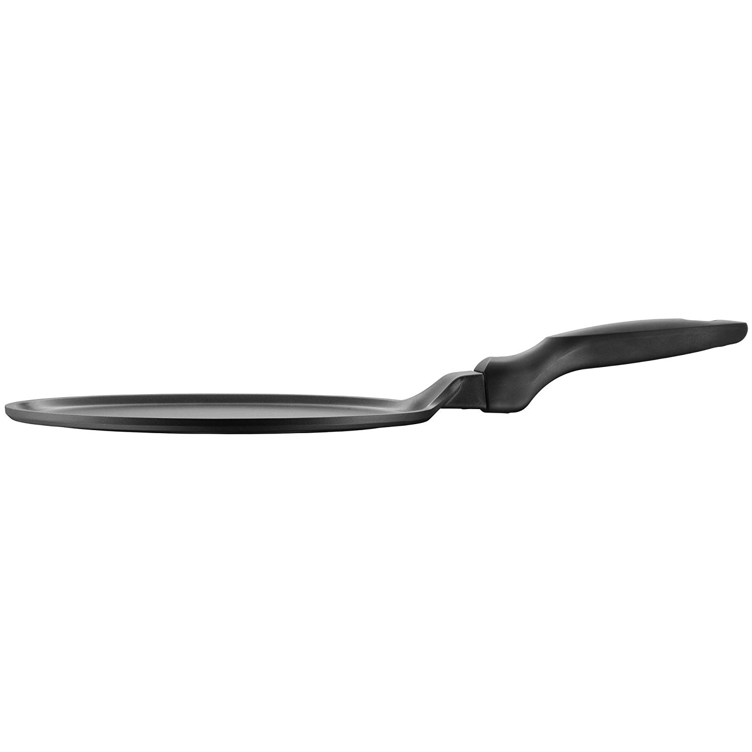Schwarze flache Grillpfanne mit langem Griff, Seitenansicht vor weißem Hintergrund.