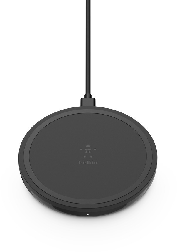 Schwarzes kabelloses Belkin-Ladepad mit kleinem weißem Licht, auf Weiß.