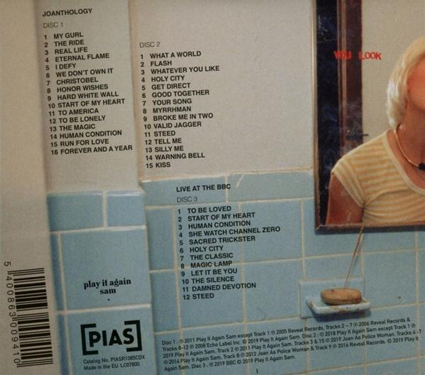 CD-Hülle mit Musiktitel-Liste. Der Hintergrund ist ein Badezimmer mit Spiegel.