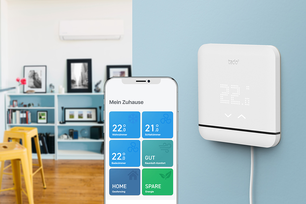 Smart Home Setup: Telefon mit App, Thermostat und Innenszene. Blaue und gelbe Töne.