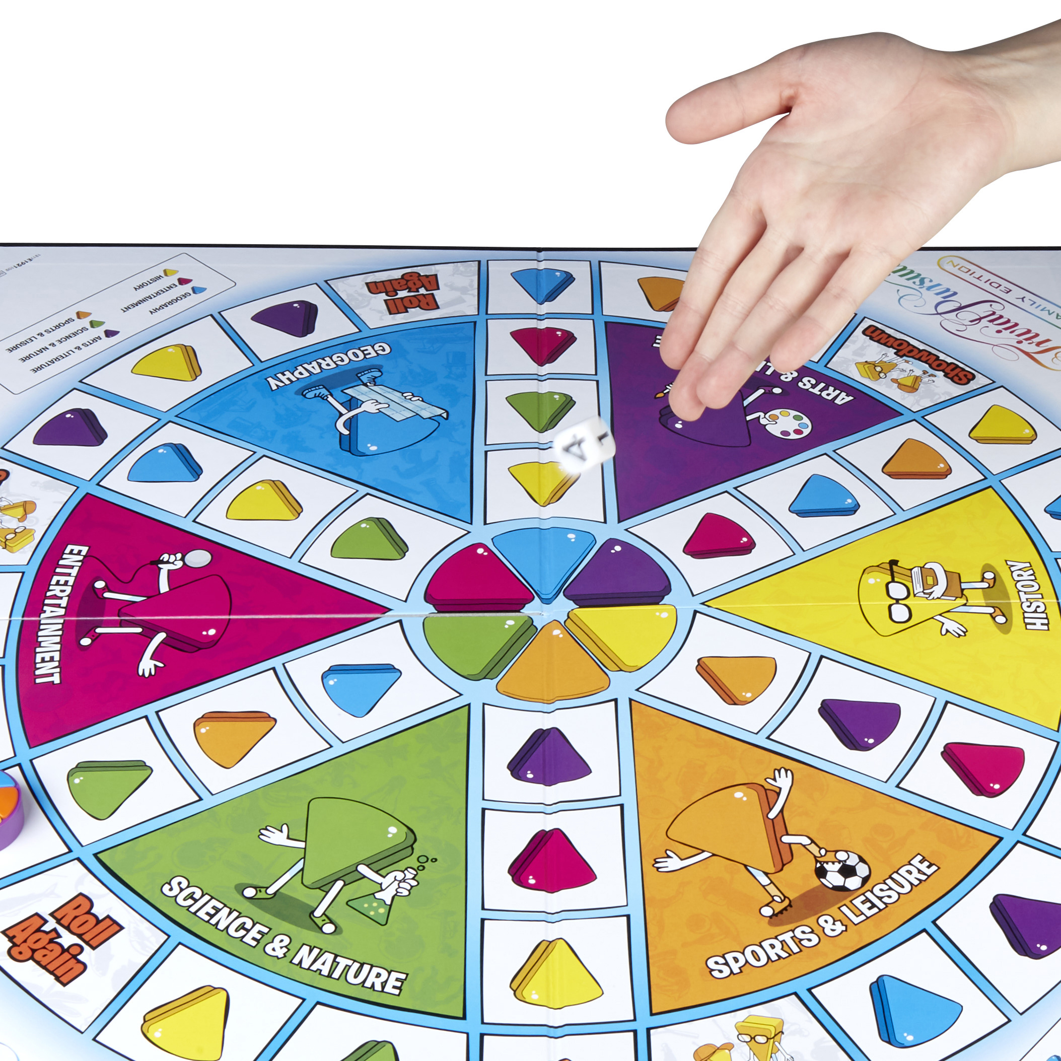 Eine Hand würfelt über einem Trivial Pursuit-Brett. Das Brett ist in farbige Bereiche mit verschiedenen Themen unterteilt.