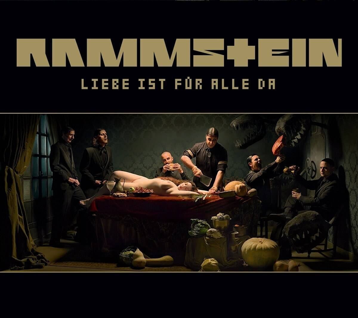 Albumhoes: Rammstein. Een naakte vrouw ligt op een tafel. Mannen in het zwart staan eromheen. Donker thema.