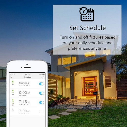Un teléfono muestra una app de casa inteligente con ajustes de programación. Una casa al fondo.