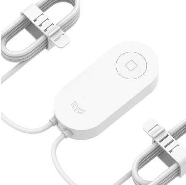 Un dispositivo blanco con un botón y cables. Dos clips blancos sujetan los cables.