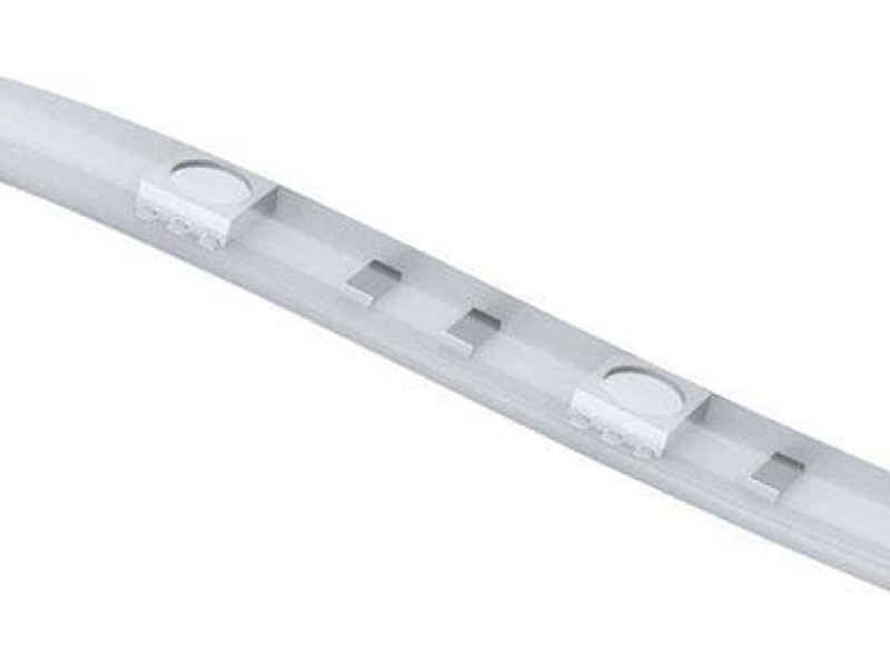 Primer plano de un microondas blanco con una pantalla digital que muestra 10:00 y botones.