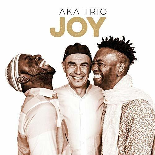 Drei lachende Männer mit den Worten 'AKA TRIO JOY' darüber. Sepia-Ton.