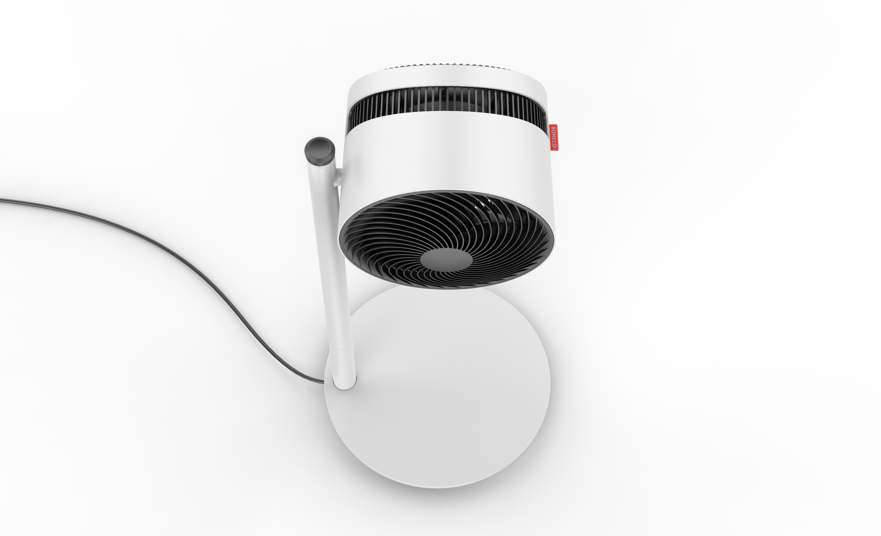 Weißer moderner Ventilator auf einem weißen Ständer. Er hat einen kreisförmigen Sockel und einen gebogenen Arm.