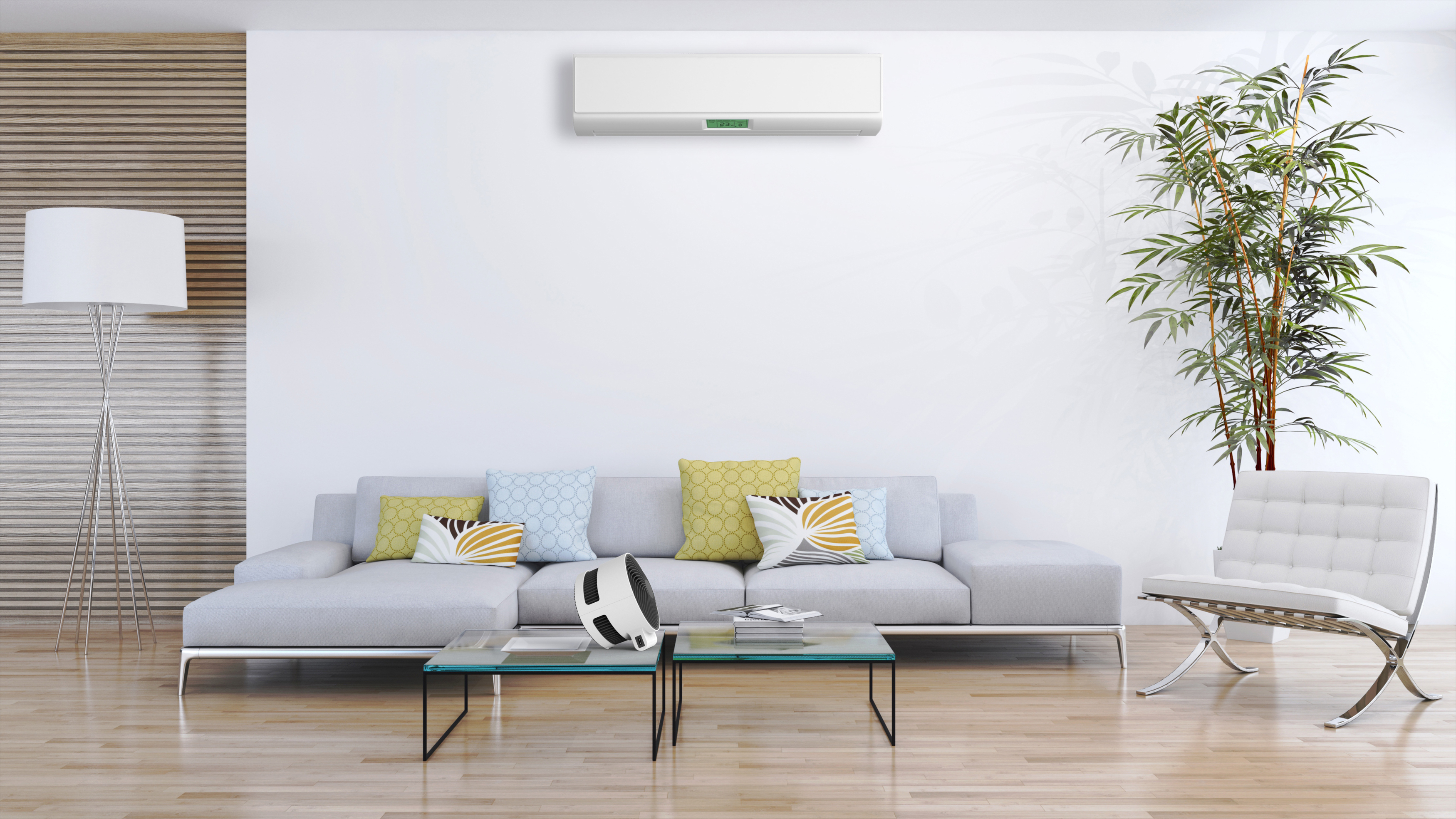 Modernes Wohnzimmer mit weißen Wänden, Sofa und Klimaanlage an der Wand.