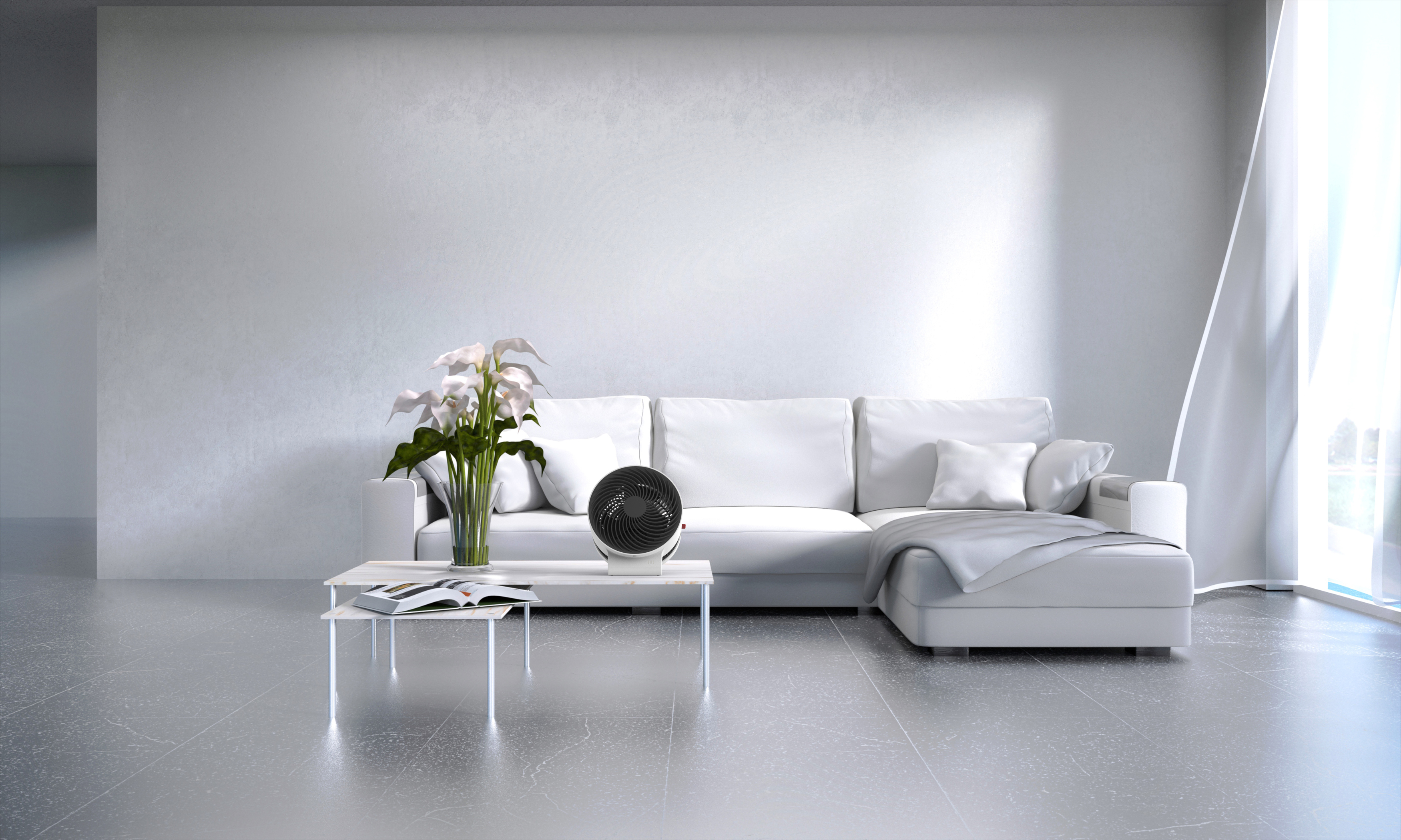 Ein weißes Wohnzimmer. Ein weißes Sofa, Tisch mit Blumen und Ventilator sind vorhanden. Helles natürliches Licht.