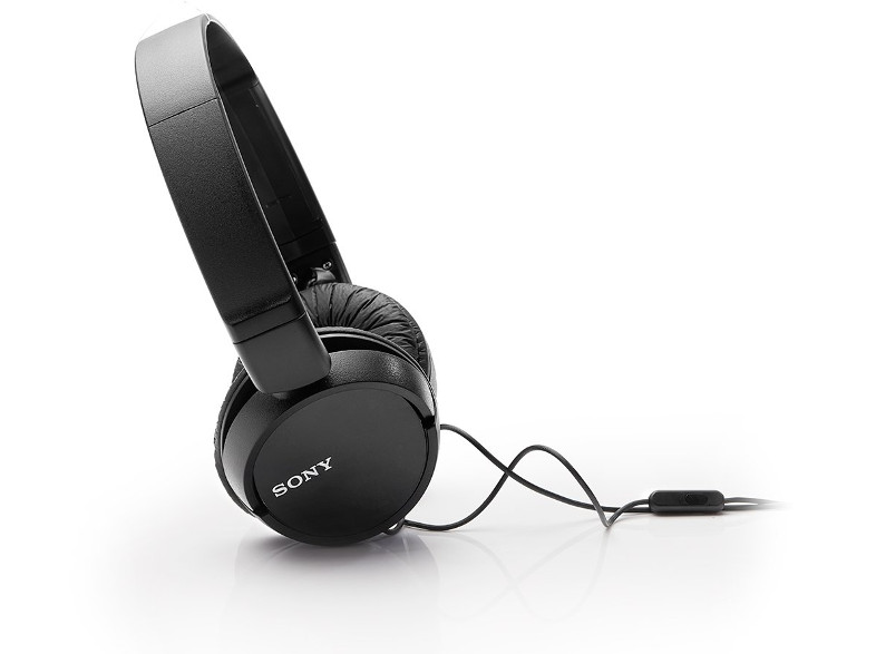 Fekete Sony fejhallgató kábellel és vezérlővel, fehér háttéren.