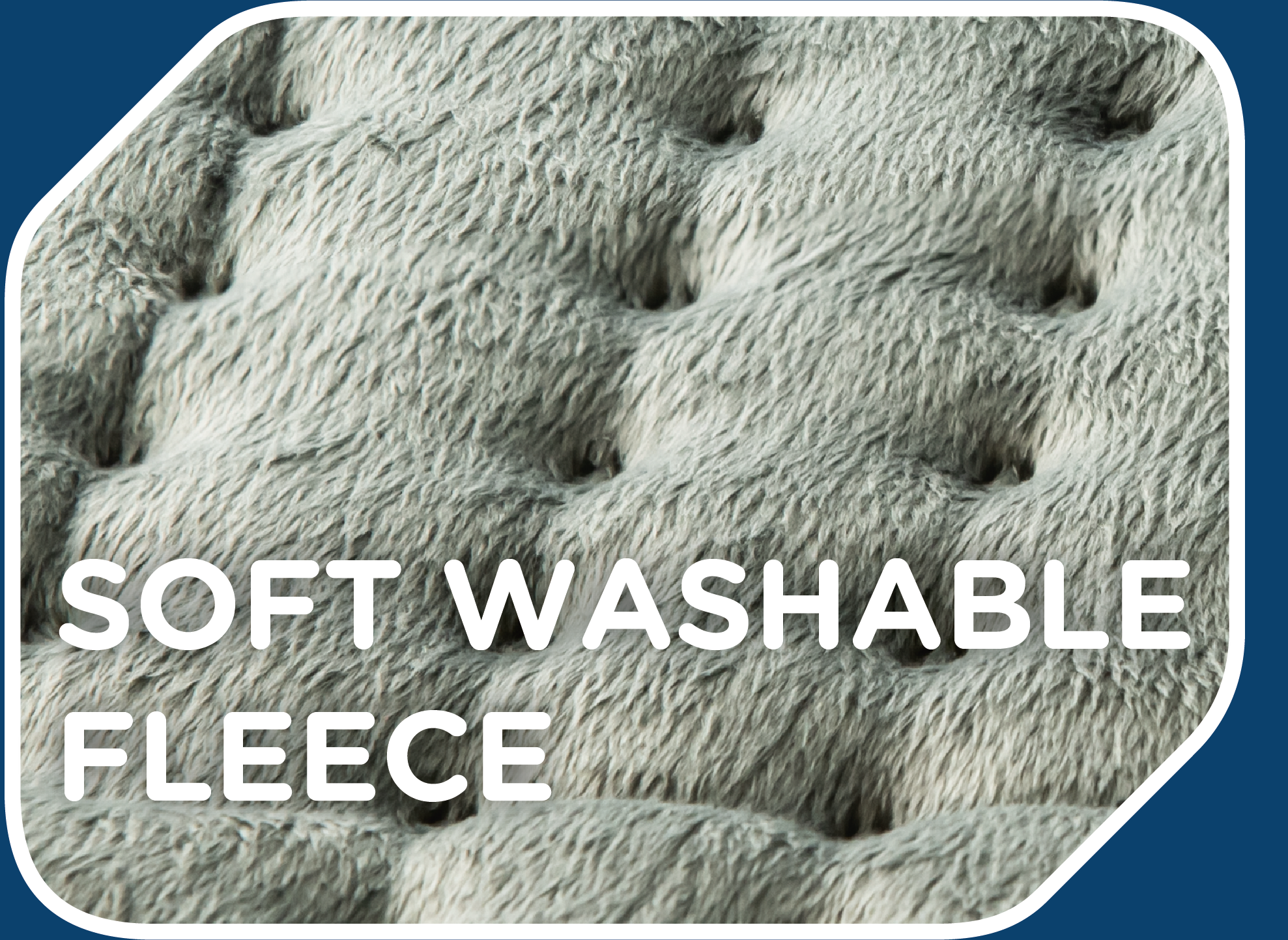 Nahaufnahme von grauem Fleece-Stoff mit Steppmuster. Text lautet 'Soft Washable Fleece' in Weiß.