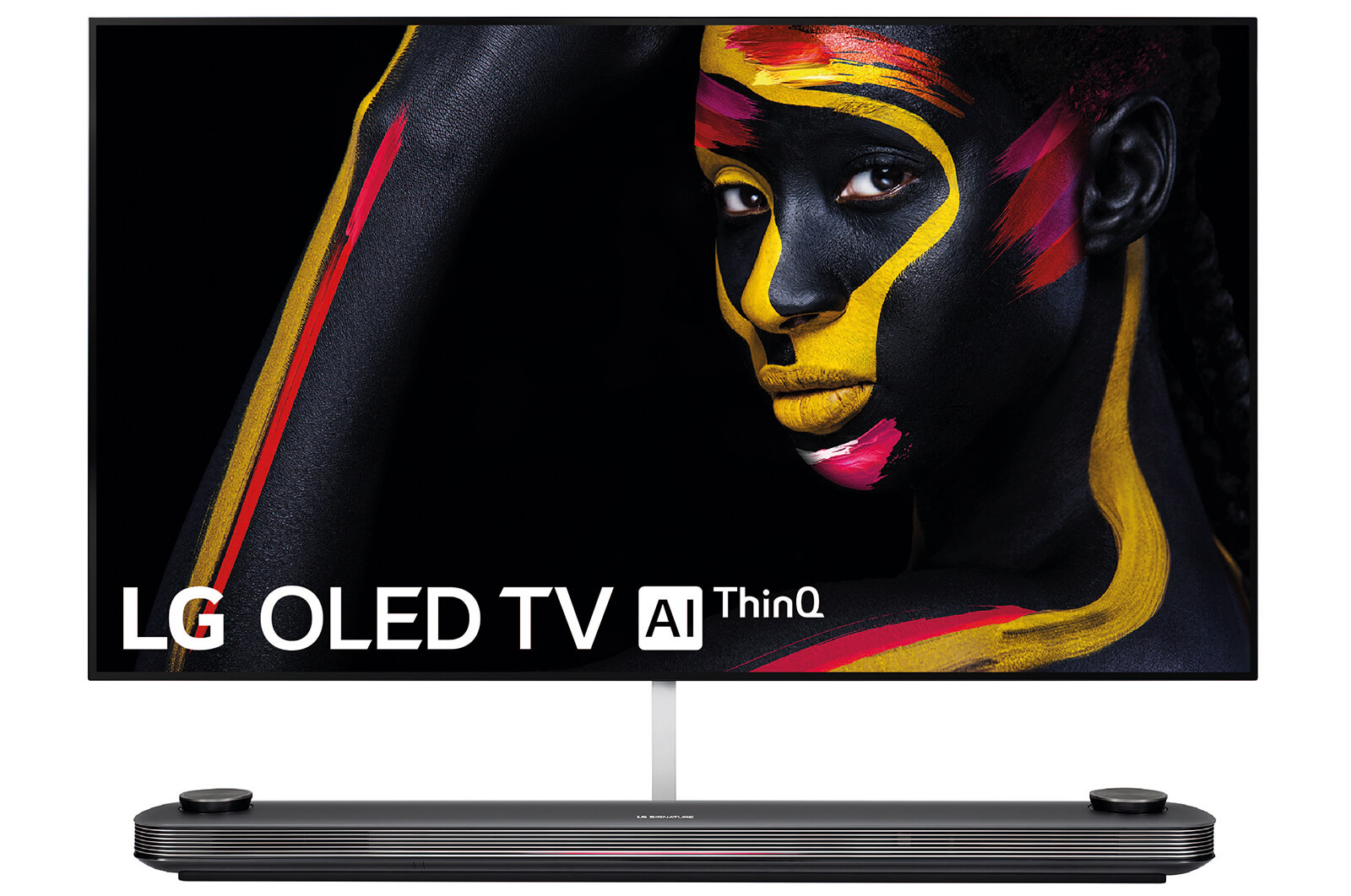 TV LG OLED con rostro femenino en pantalla. Soporte negro, fondo negro.