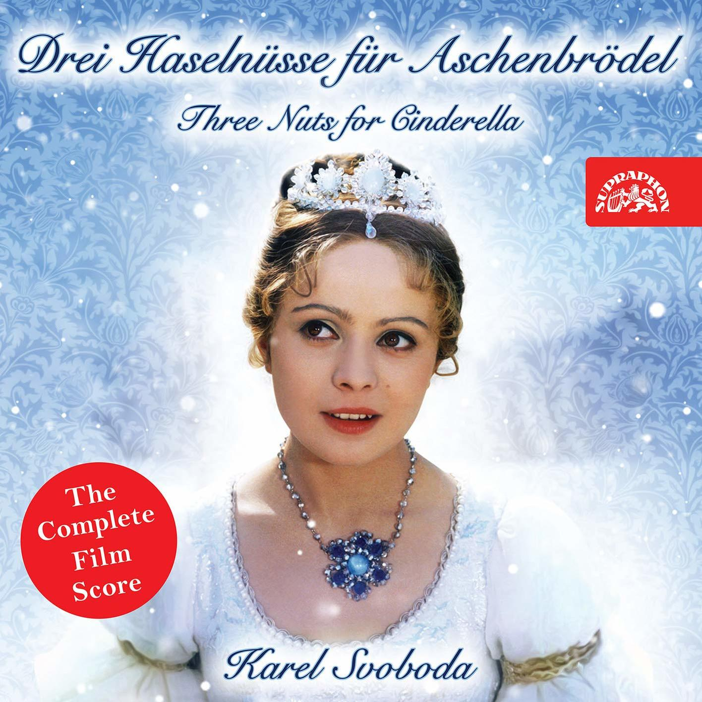Eine Frau mit Tiara und Halskette blickt nach oben. Der Text lautet 'Drei Haselnüsse für Aschenbrödel'.