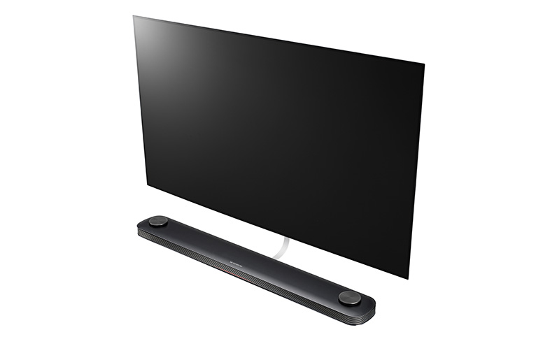 Televisor negro con barra de sonido sobre una superficie blanca. Aislado sobre fondo blanco.