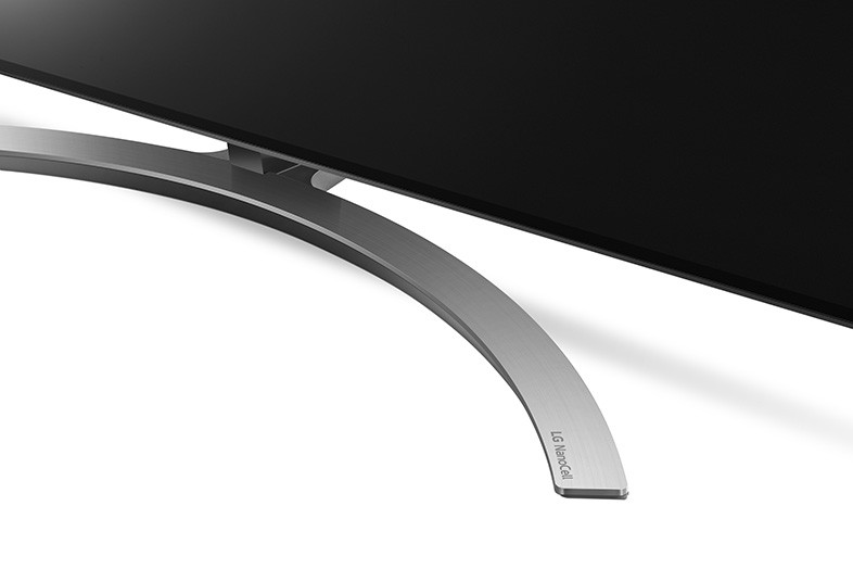 Primer plano de una pata de soporte de TV. Es plateada y tiene impreso 'LG NanoCell'.