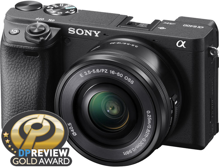 Zwarte Sony camera met lens en gouden award sticker.