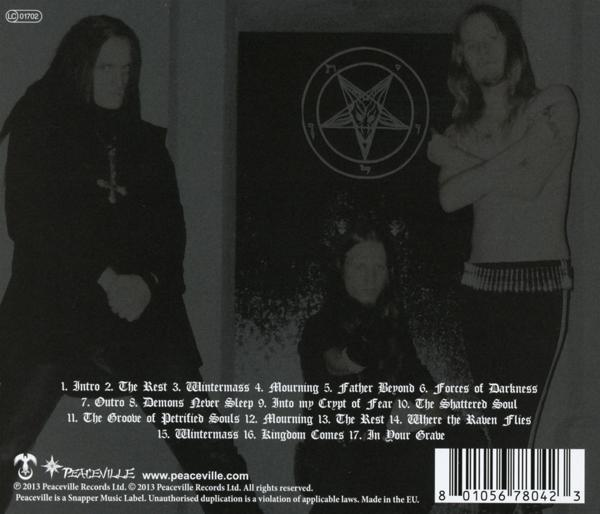 Drei Männer auf einem CD-Cover, einer mit einem Kreuz und einem Pentagramm.