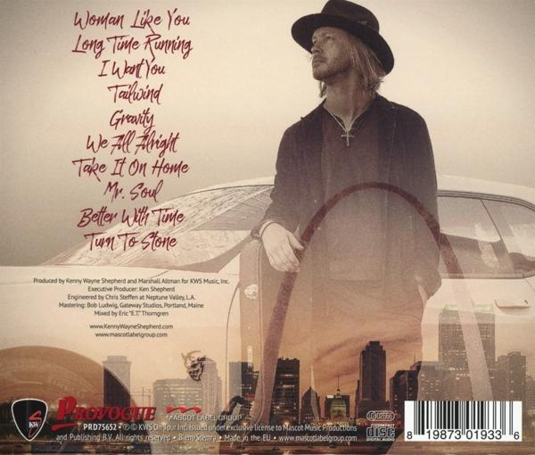 Albumcover mit Mann, Hut, Songtiteln und Stadtkulisse im Hintergrund.