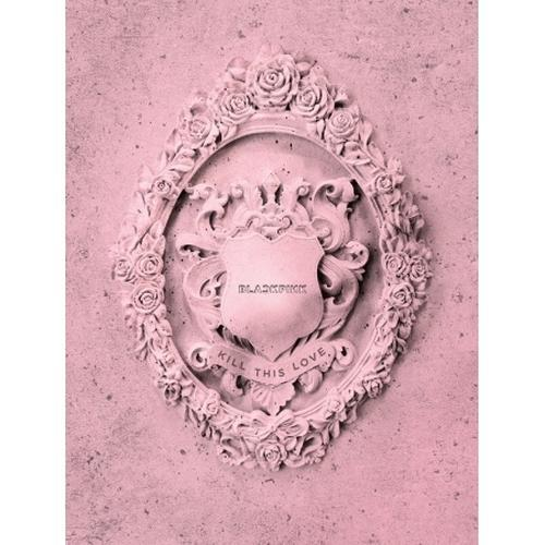 Rózsaszín albumborító dekoratív kerettel, a "BLACKPINK" és a "KILL THIS LOVE" szavakkal.