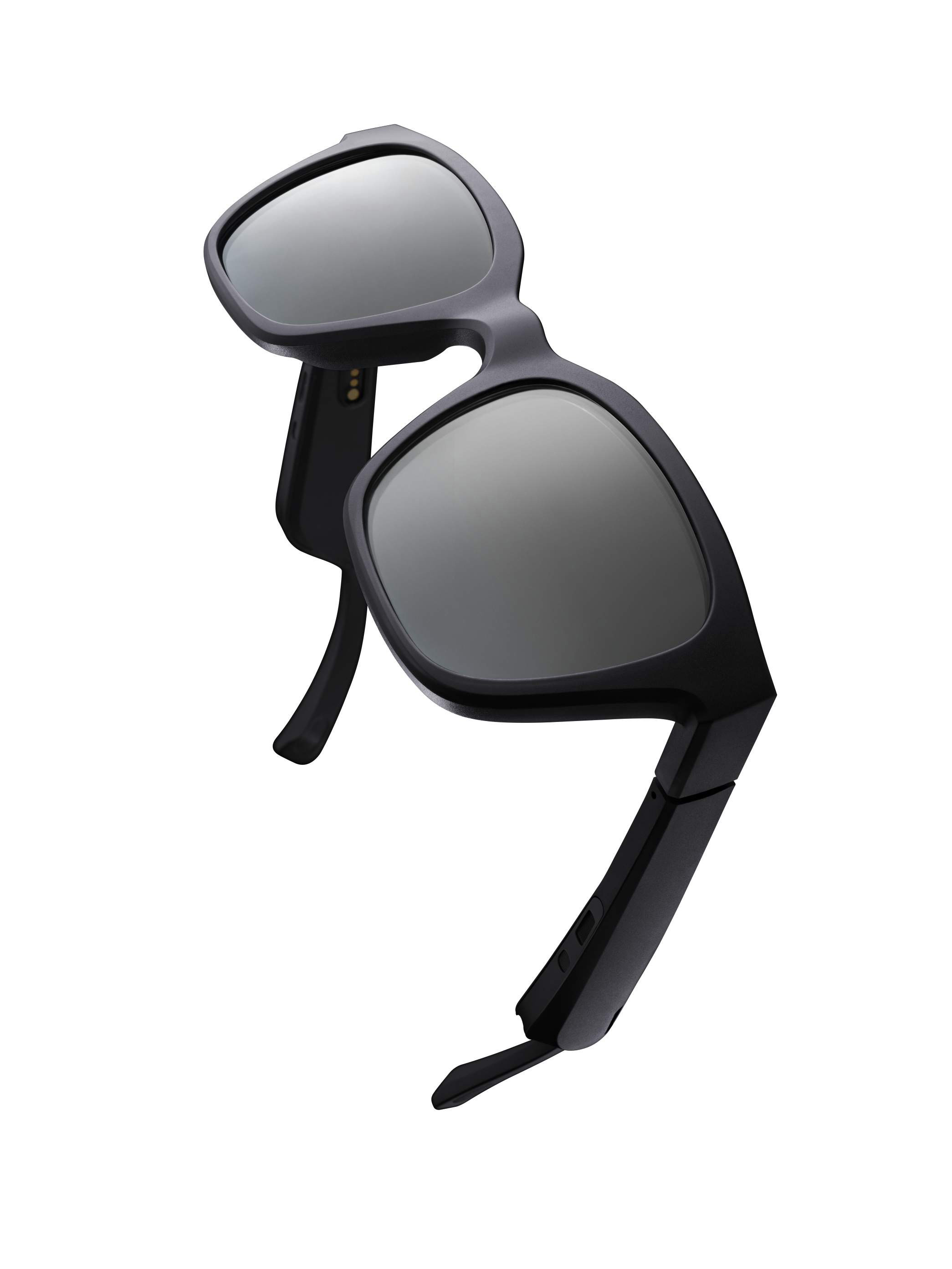 Schwarze Sonnenbrille mit dunklen Gläsern, nach oben abgewinkelt, isoliert auf weißem Hintergrund.