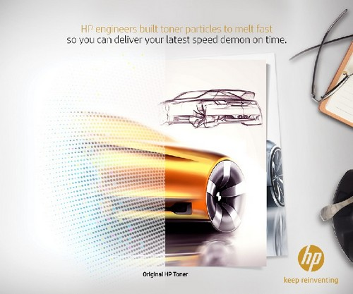 Bir reklam. Bir tarafında bir araba tasarımı, diğer tarafında HP logosu ve metin gösteriliyor.