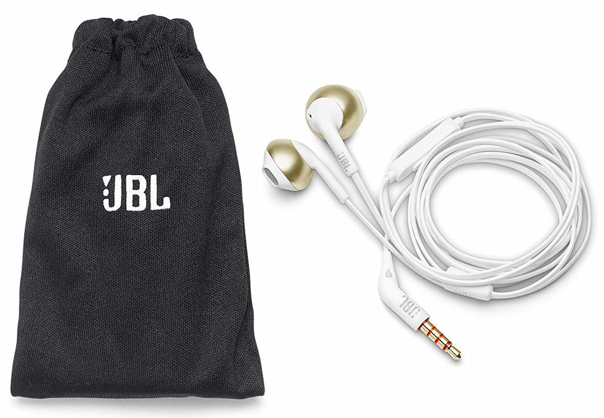 Écouteurs blancs et dorés à côté d'un sac JBL noir sur une surface blanche.
